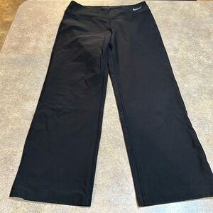 Women’s Nike Capri pants size medium inseam measures about 24”